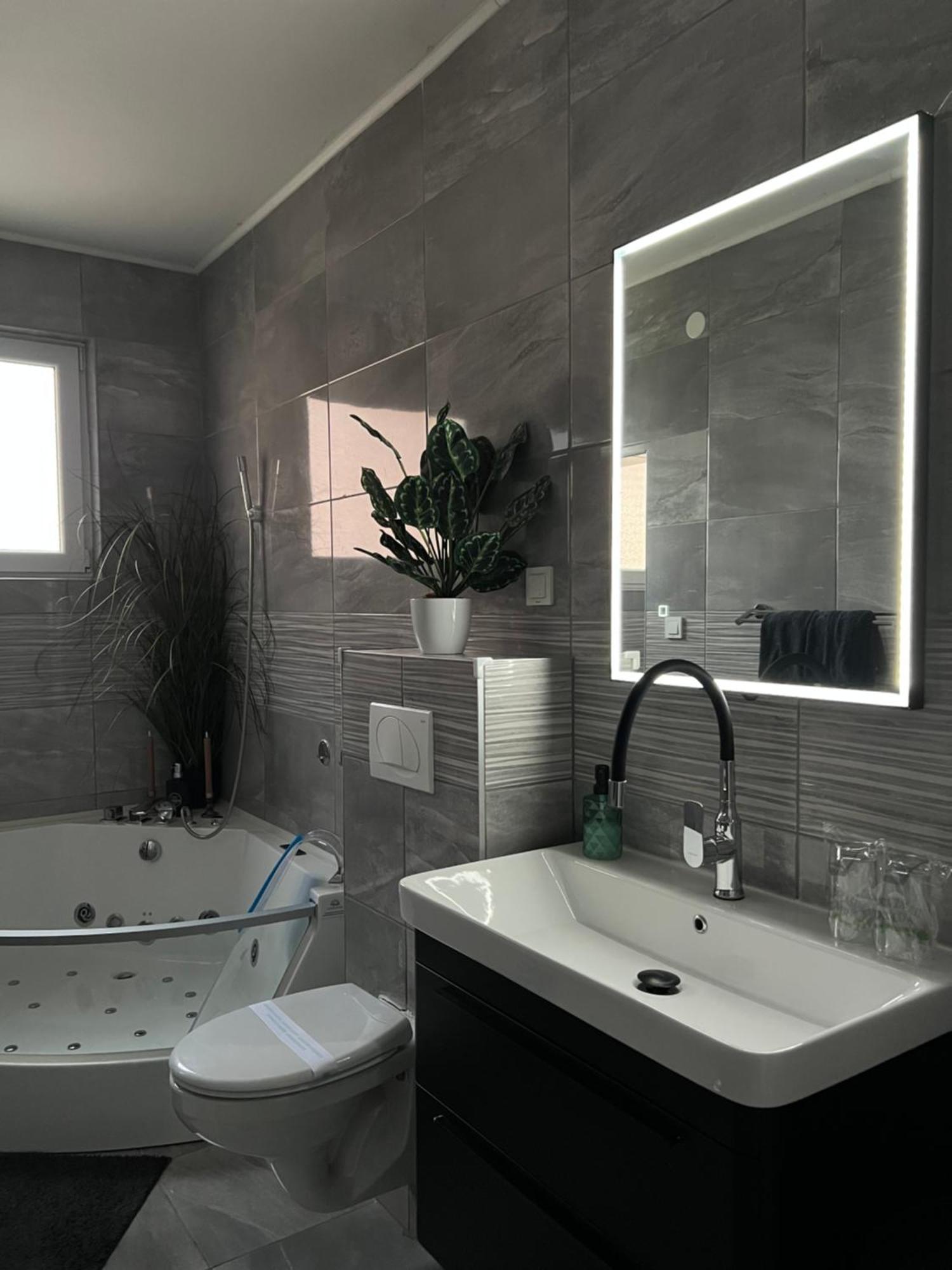 Luxrooms - Hotel Type With Private Jacuzzi Bjelovar Exterior photo